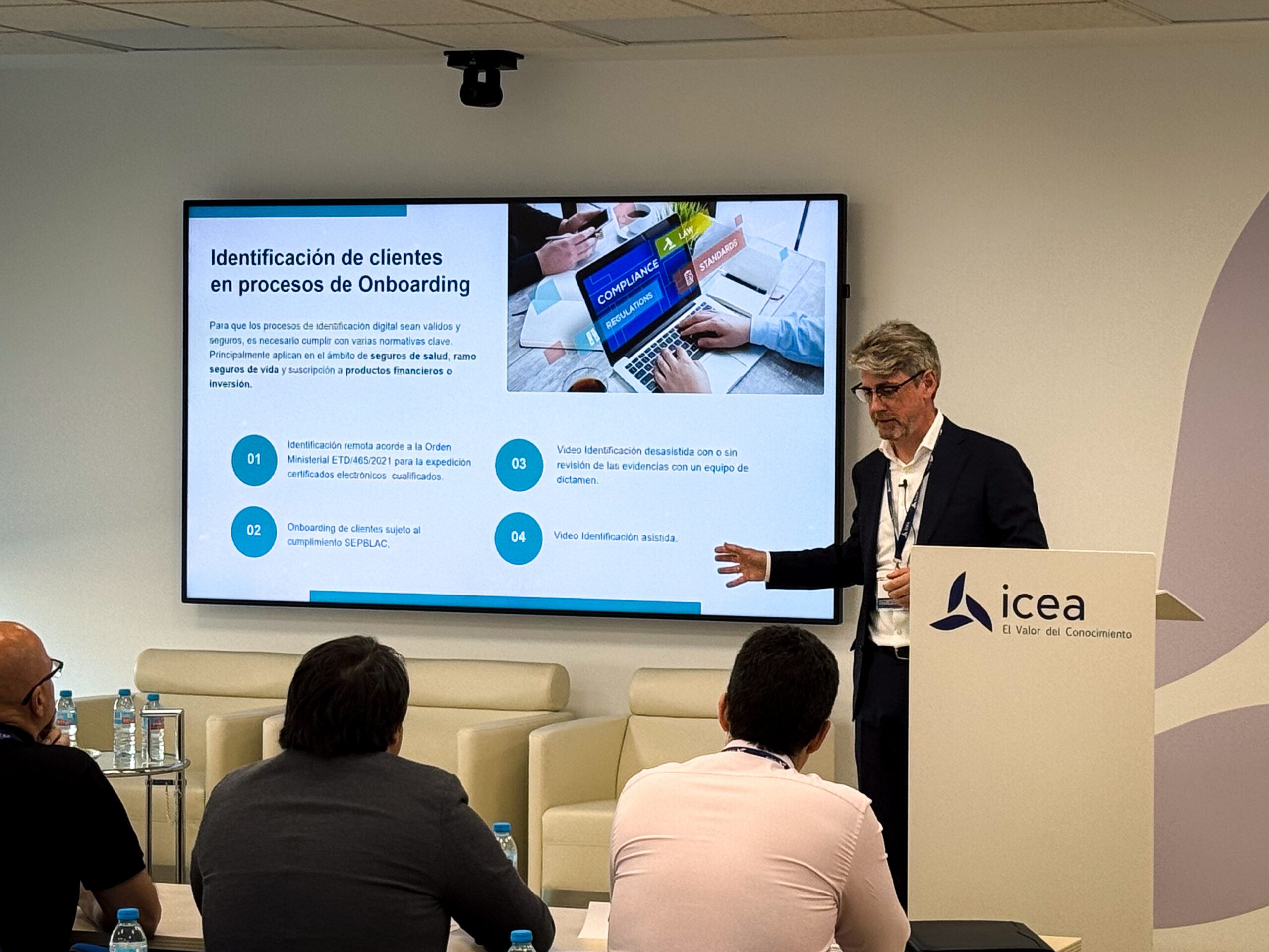 Ponentes explicando confianza digital y regulación eIDAS 2.0 en evento de identidad digital europea